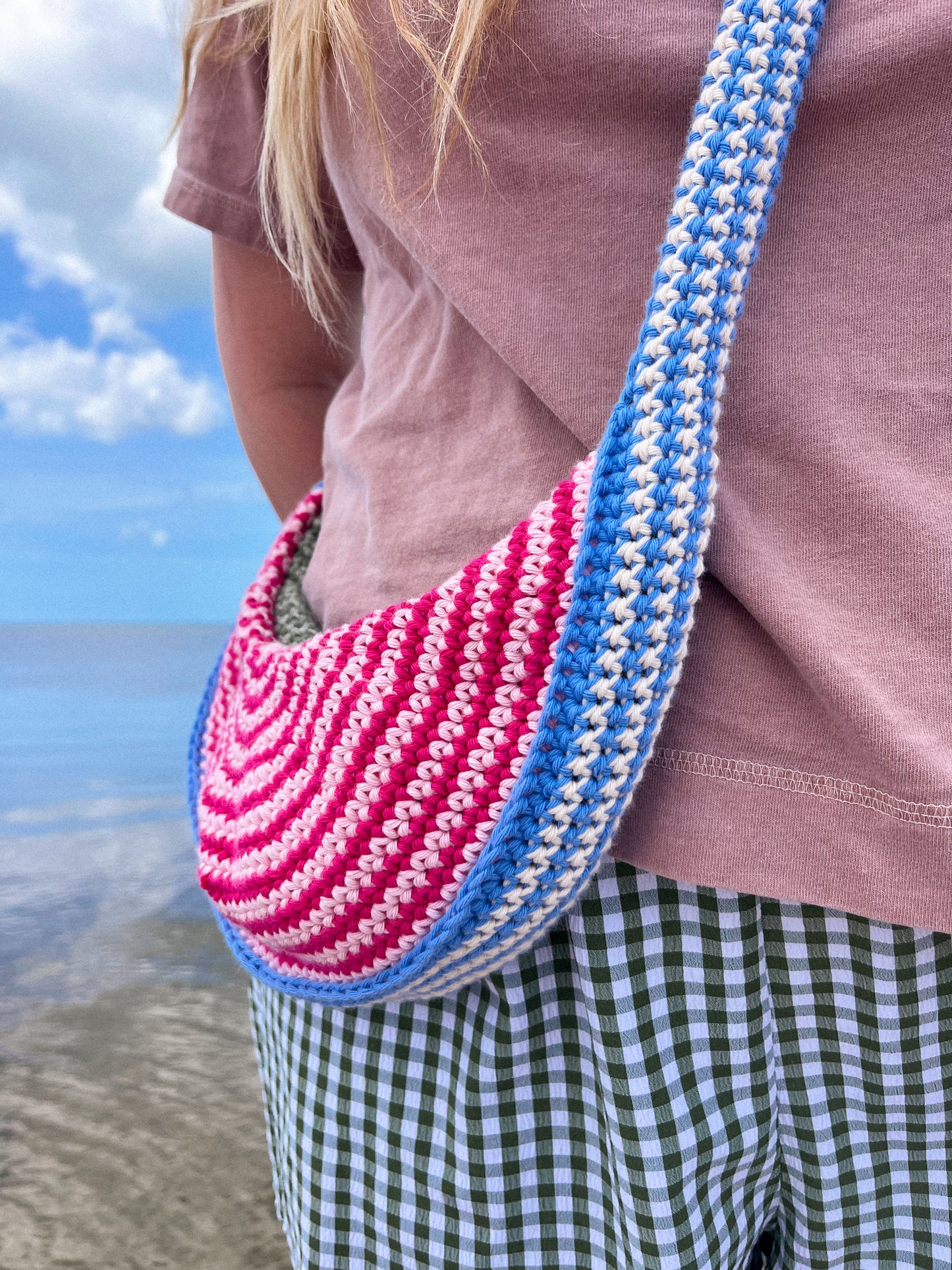 Crochet Crescent Crossbody Bag | Yarn Weight 4 š | Advanced Beginner Crochet Pattern