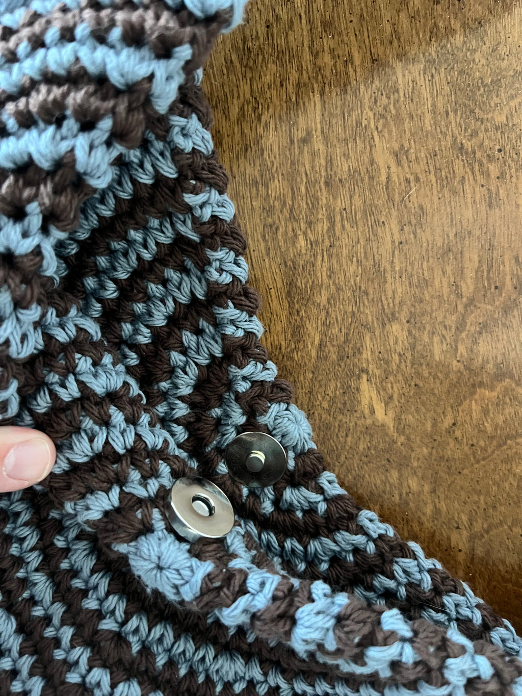crochet crescent crossbody bag | with snap closure