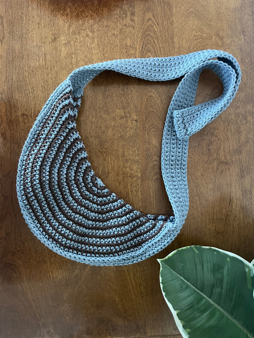 crochet crescent crossbody bag | with snap closure