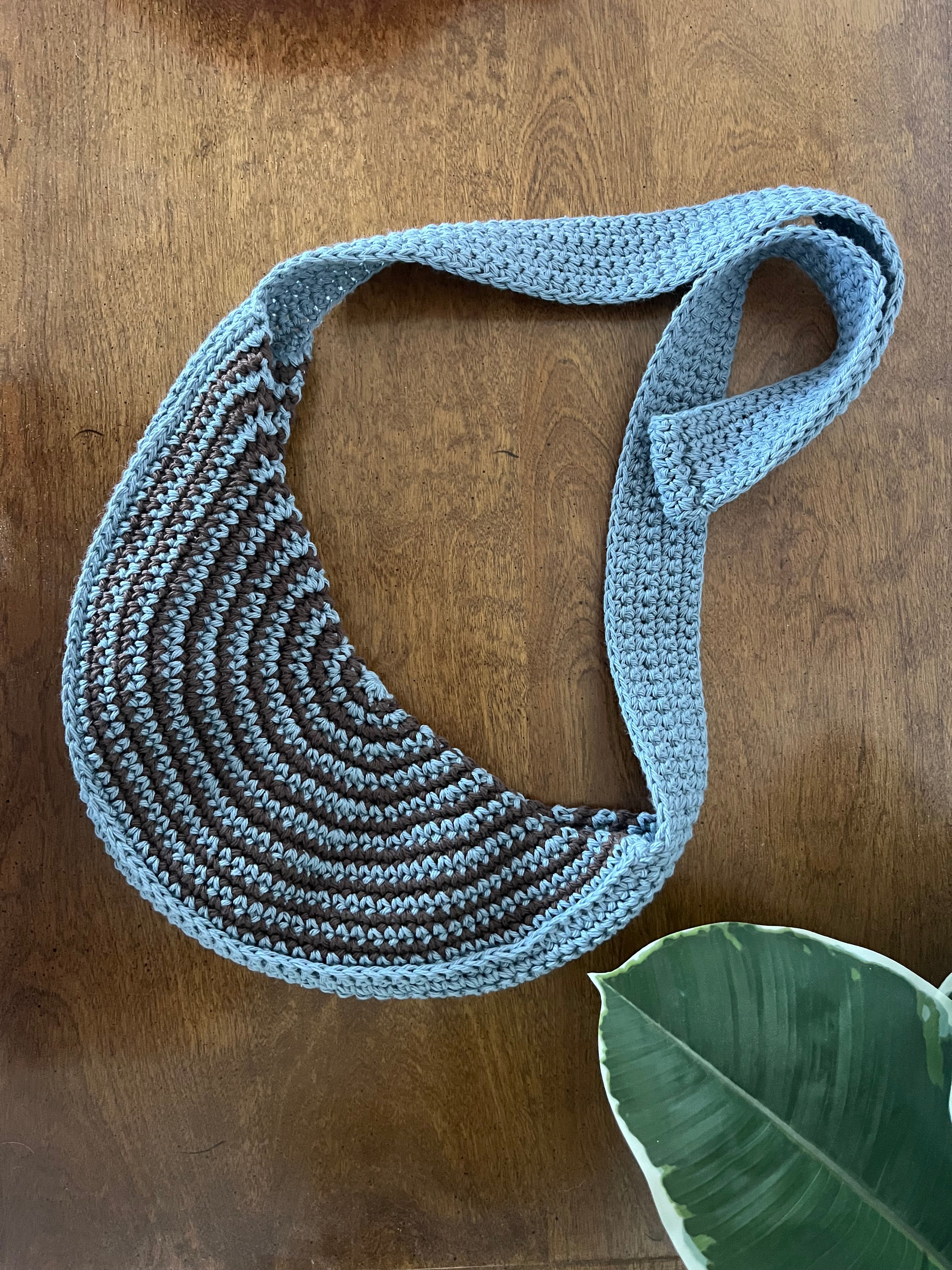 crochet crescent crossbody bag | with snap closure